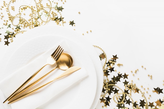 Mesa de oro con brillantes estrellas y perlas en blanco.