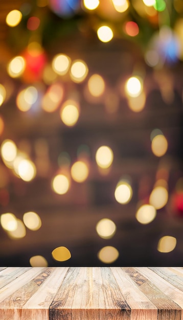 Mesa oscura de madera y fondo de Navidad bokeh de árbol de Navidad borroso para exhibición o montaje
