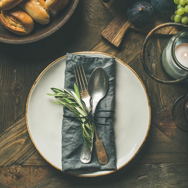 Mesa de otoño con cubertería y decoración de cultivo cuadrado.