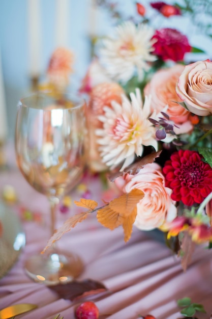 Mesa de otoño con flores naranjas y vidrio vintage Concepto de boda o cena de otoño