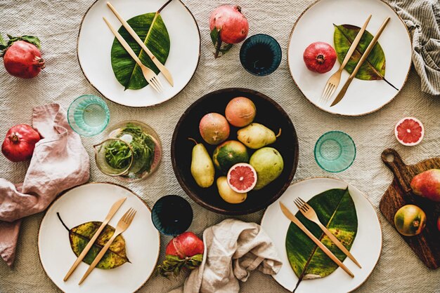 Mesa de otoño con hojas caídas para la cena navideña