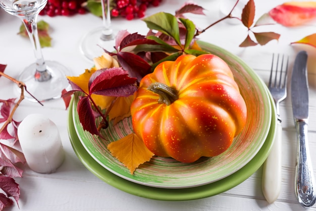 Mesa de otoño puesta con calabazas.