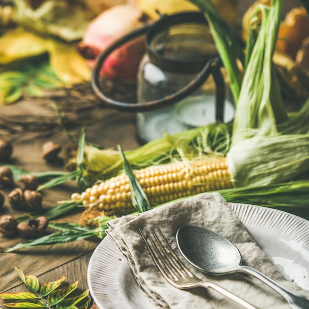 Mesa de otoño con verduras para la celebración del día de acción de gracias