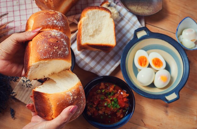 Una mesa con pan y huevos encima.