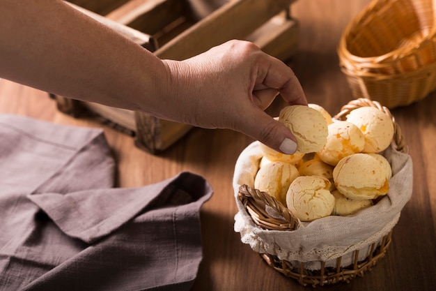 Mesa con panes de queso Pan de queso aperitivo brasileño tradicional