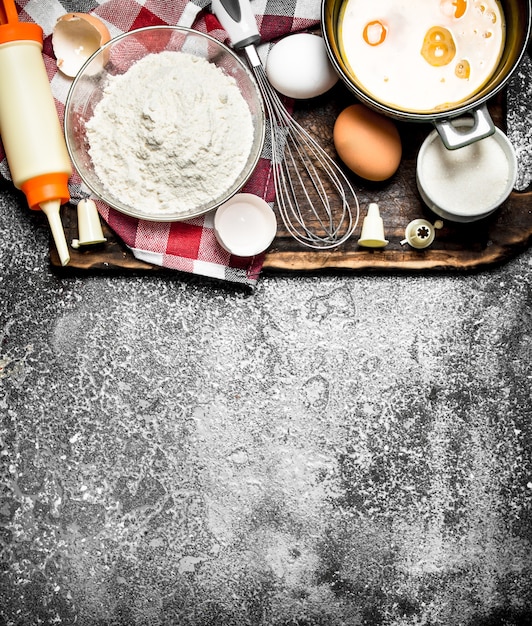 Foto mesa para assar. ingredientes frescos para panificação. na mesa rústica.