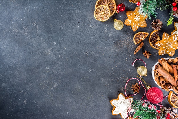 Mesa para cozinhar o feriado de Natal assando biscoitos e bolos com ingredientes