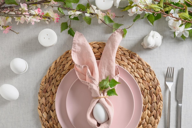 Mesa de pascua con decoración de pollitos amarillos, flores frescas y huevos, cena elegante en casa.