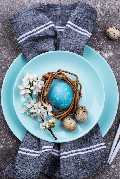 Mesa de Pascua con huevo azul