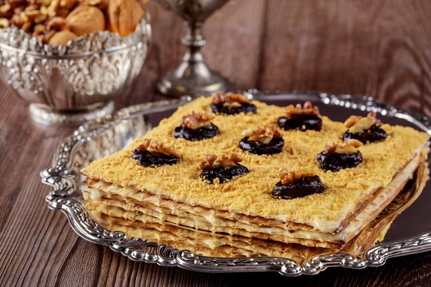 Mesa de Pascua con matzá, ciruelas y nueces. Fiesta judía.