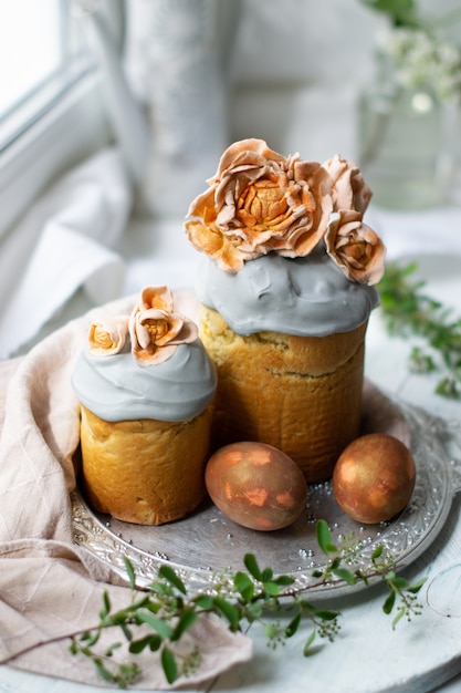 Mesa de pascua con pastel y huevos