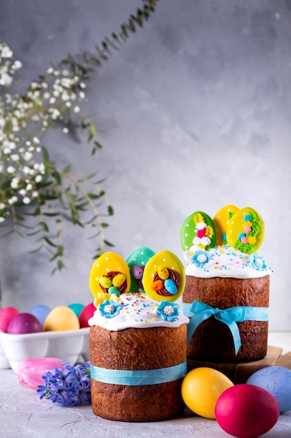 Mesa de Pascua con pasteles tradicionales de Pascua, huevos pintados y ramas de flores