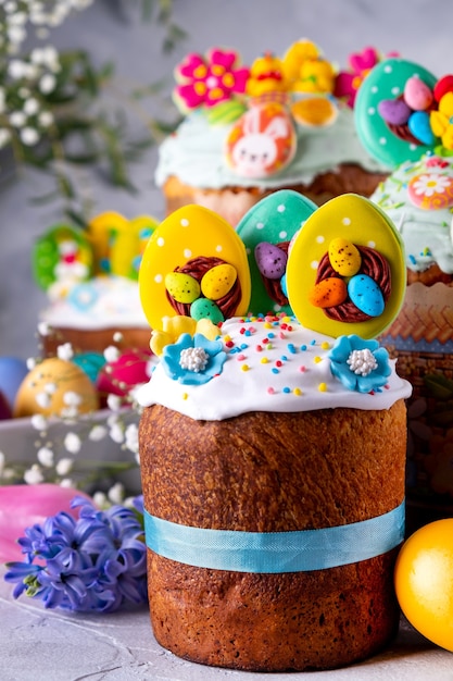 Mesa de Pascua con pasteles tradicionales de Pascua, huevos pintados y ramas de flores