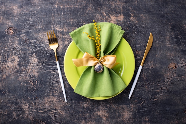 Mesa de Pascua con placa verde