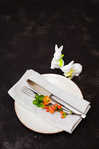 Mesa de Pascua con ramas de flores de primavera.