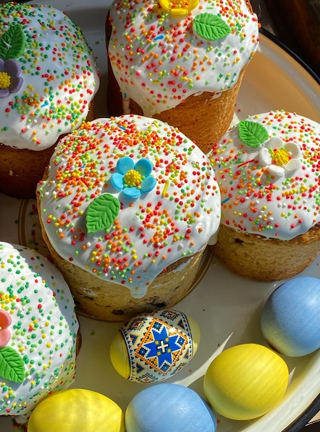 Mesa de Pascua tradicional ucraniana de los mejores huevos coloridos y pasteles de Pascua caseros