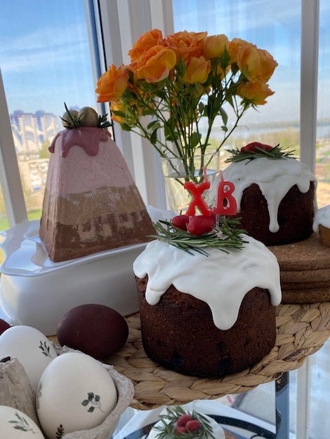 Foto una mesa con un pastel y flores encima.