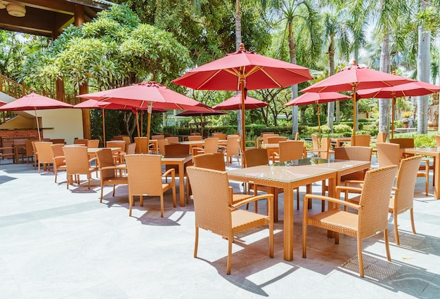 Mesa de patio exterior vacía y silla con sombrilla | Foto Premium Mesa De Patio Exterior Vacía Y Silla Con Sombrilla | Foto Premium