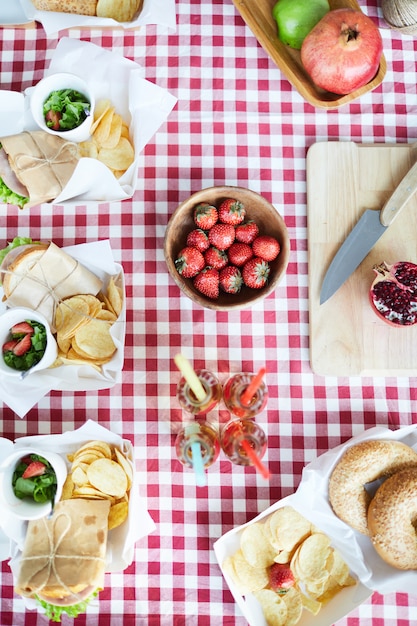 Foto mesa de picnic de verano