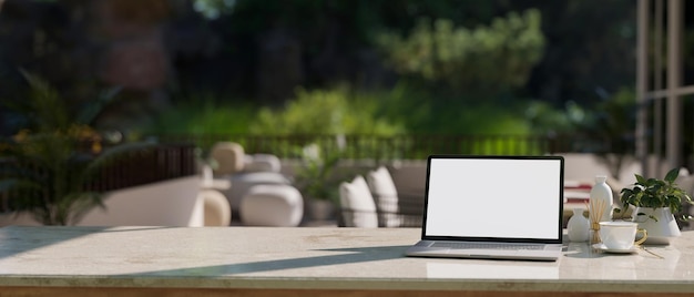 Mesa de piedra de mármol con accesorios de maqueta de computadora portátil y espacio para copiar en la terraza al aire libre