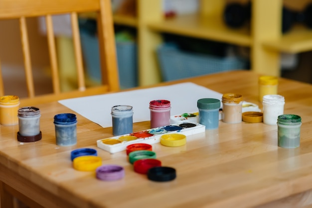 Mesa con pinturas para dibujar de cerca.