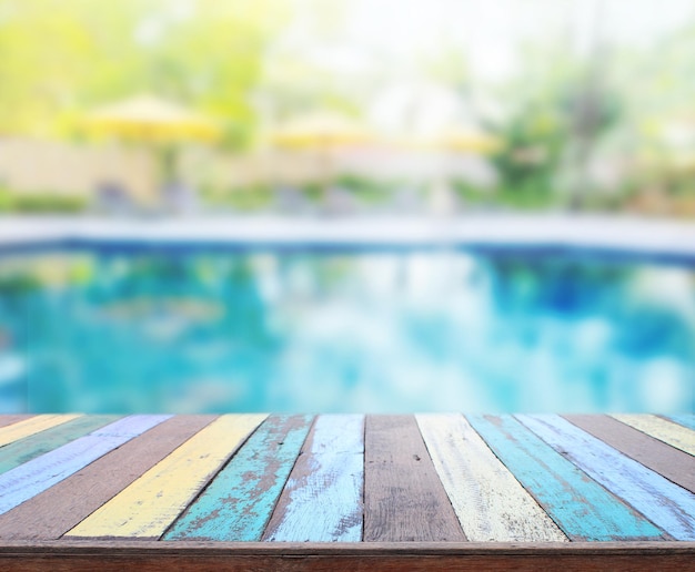 Mesa y piscina de desenfoque de fondo