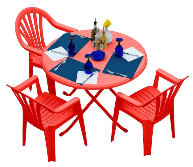 Mesa de plástico rojo con sillas aislado en blanco