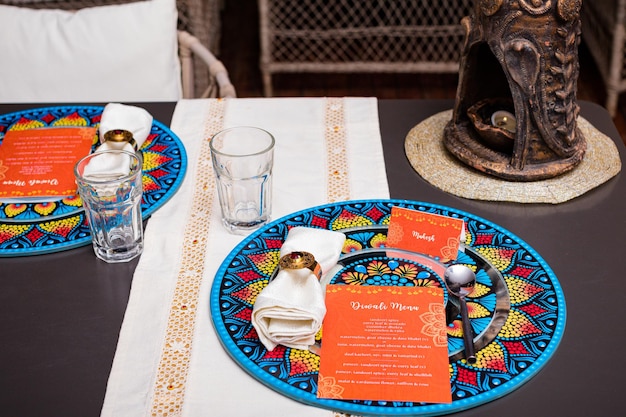 Foto una mesa con un plato de comida y un menú para la comida