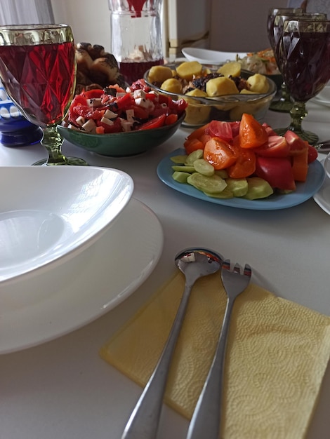 Una mesa con un plato de comida y un tenedor encima.