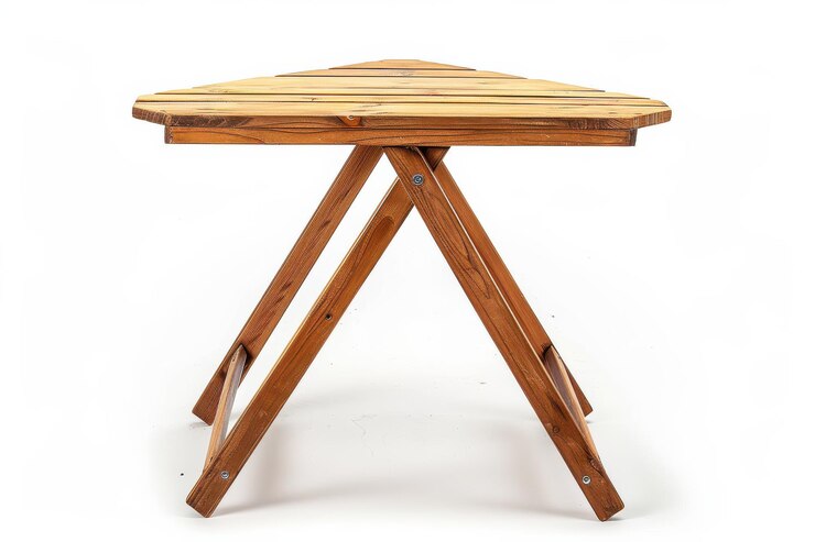 Foto una mesa plegable de madera con una parte superior triangular diseñada para uso interior y exterior que muestra artesanía y construcción robusta