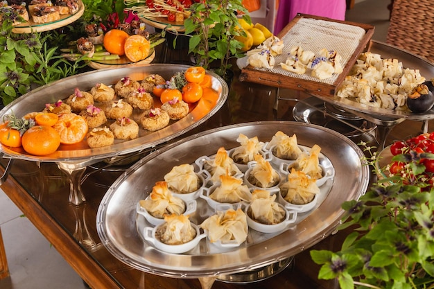 Mesa posta com buffet e comida gourmet para casamentos e eventos sociais