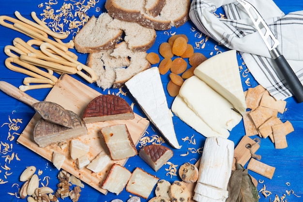 mesa posta com vários alimentos para o café da manhã ou lanche