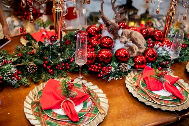 Foto mesa posta para comemorar o natal. cenário de mesa para celebrar um jantar festivo de natal