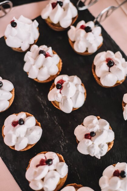 Mesa de postres para banquete de bodas