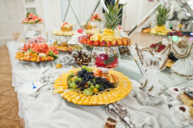 Mesa de postres de deliciosas frutas en la recepción de la boda.