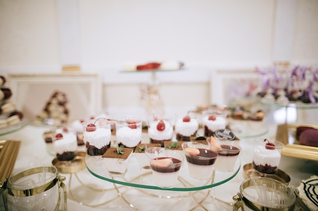 Mesa de postres con dulces en una ceremonia de boda en un restaurante