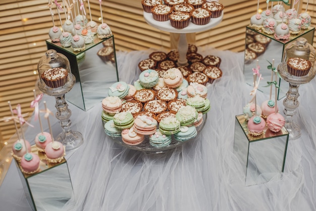 Mesa de postres con macarons