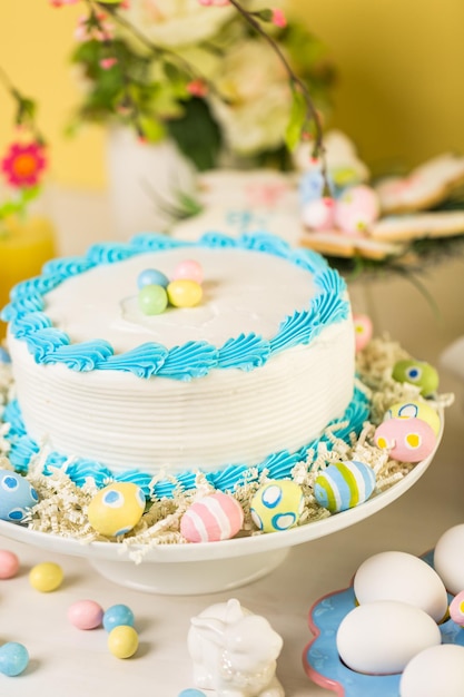 Mesa de postres con pastel y cupcakes para el brunch de Pascua.