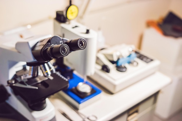 Una mesa de preparación de muestras en un laboratorio de microscopía aelecron con un microscopio óptico, un sistema de corte ultrasónico y una máquina pulidora de precisión micrométrica