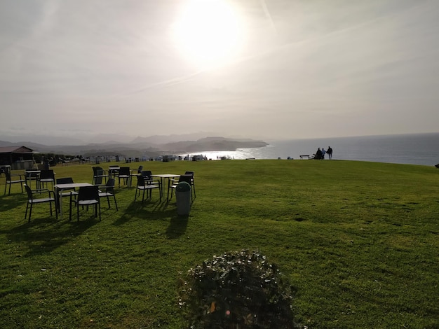 una mesa preparada para una boda con vistas al océano