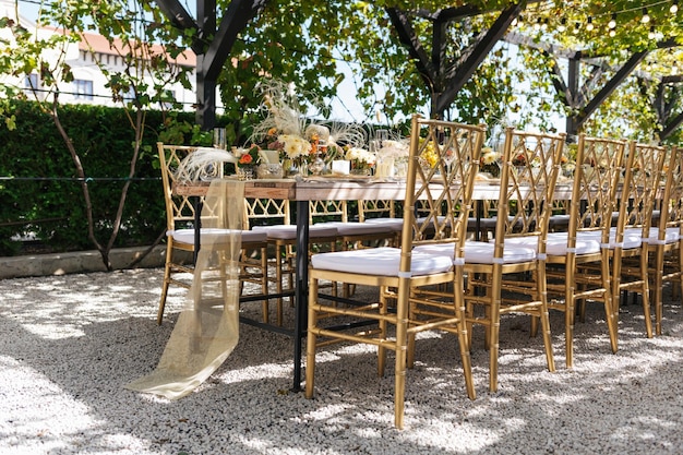 Una mesa preparada para una recepción de boda