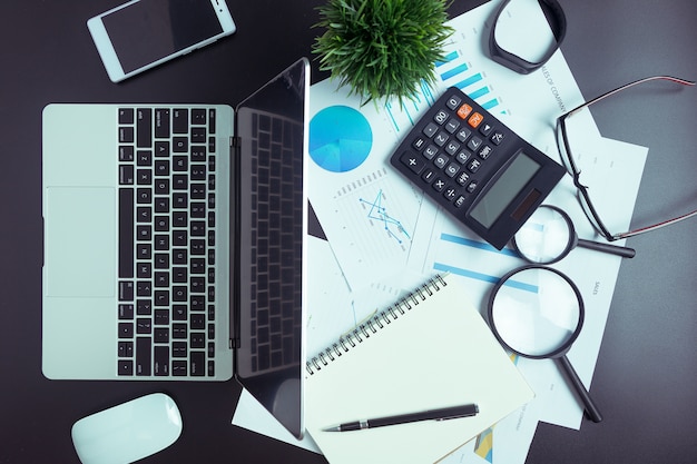 Foto mesa preta com gráfico de computador