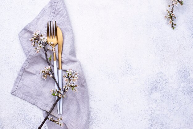 Mesa de primavera con rama floreciente