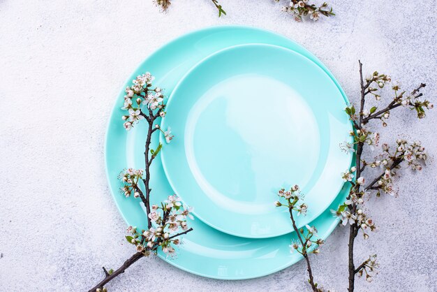 Mesa de primavera con rama floreciente