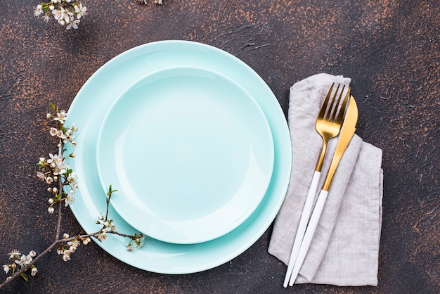 Mesa de primavera con rama floreciente