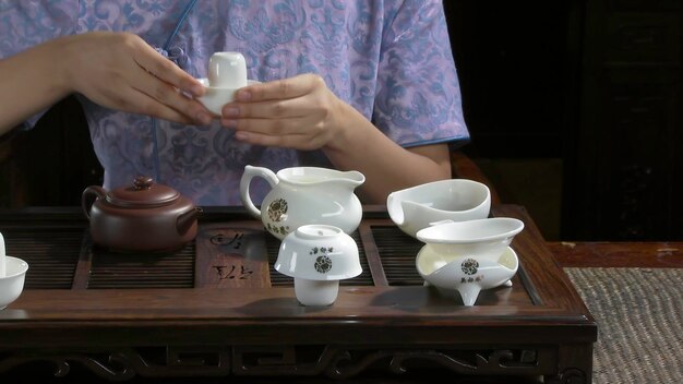 Mesa de primer plano para la ceremonia del té utensilios y bambú ceremonia del té china ceremonia del té japonesa