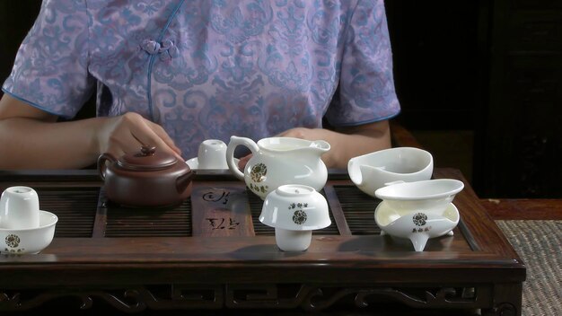 Mesa de primer plano para la ceremonia del té utensilios y bambú ceremonia del té china ceremonia del té japonesa