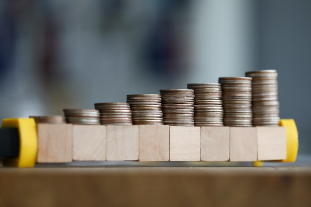 Foto mesa de primer plano son monedas que crecen en bloques de madera