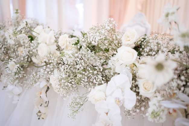 Mesa principal en una boda con hermosas flores frescas y velas