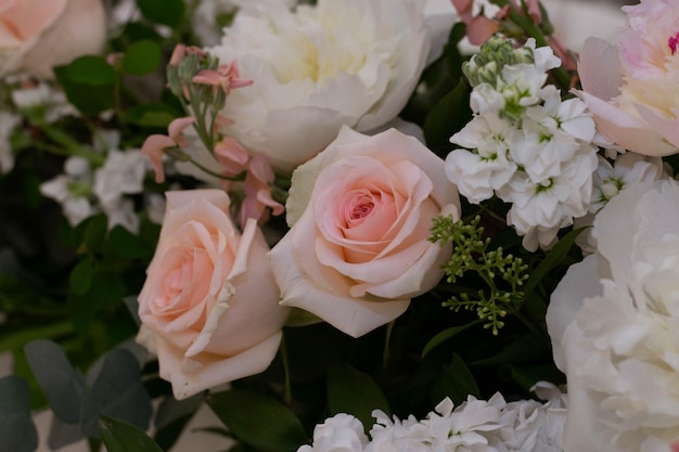 Mesa principal em recepção de casamento com lindas flores frescas